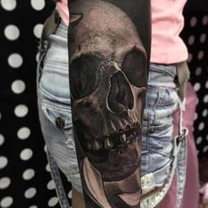 The level of detail that results from Negur's use of shading is scary good.  #horror #hyperrealism #skull #StepanNegur #scary #dark #blackandgrey #blackandgreyrealism