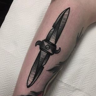 Fantástica técnica de sombras en este tatuaje de cuchillo realizado por Andrea Raudino.  #AndreaRaudino #tatuaje negro #blackwork #cuchillo #tradicional