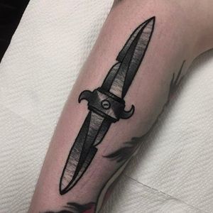 Awesome shading technique on this knife tattoo done by Andrea Raudino. #AndreaRaudino #blacktattoo #blackwork #knife #traditional