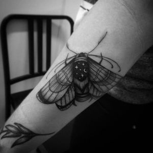 Mariposa por Diogo Cogebriz! #DiogoCogebriz #tatuadoresbrasileiros #tatuadoresdobrasil #tattooBr #TattoodoBr #blackwork #blackworkers #dotwork #pontilhismo #mariposa #moth