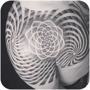 Trippy geometric mandala by Matt Black @mattblacktattoo #tattoodo #geometric #dotwork #mandala #trippy #opticalillusion #mattblack #mattblacktattoo