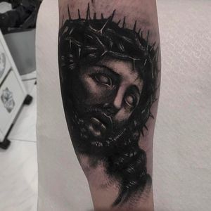 Gruesome and masterful tattoo of the Christ. Beautiful work by Andrea Raudino. #AndreaRaudino #blacktattoo #blackwork #Jesus #Christ #crownofthorns