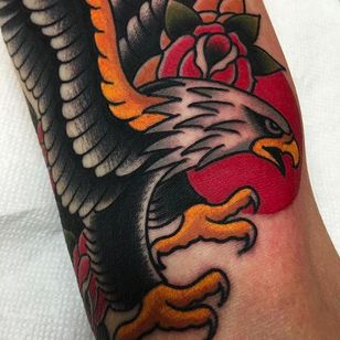 Tatuaje tradicional de águila bola por @jacobdoneytattoo #jacobdoneytattoo #traditional #traditionaltattoo #envisiontattoostudio #eagle