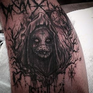 Tatuaje de mujer con velo embrujada de Blackwork de OilBurner.  #Quemador de aceite #blackwork #metal # oscuro # gótico #escritura #metal # embrujada #mujer #horror