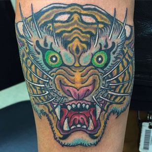 Tatuaje de cabeza de tigre duro de Marc Nava.  #MarcNava # tigre #tradicional # cabeza de tigre