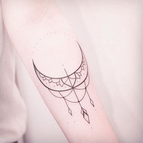 Crescent moon by Melina Wendlandt via instagram xoxotattoo #crescentmoon #moon #minimalistic #minimalism #lines #MelinaWendlandt