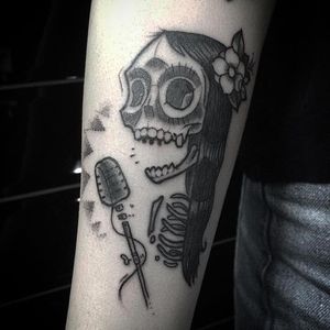 Singing dead girl tattoo done by Tommy Lee. #Tommylee #109 #illustrativetattoo #blacktattoo #deadgirl #singing #mic