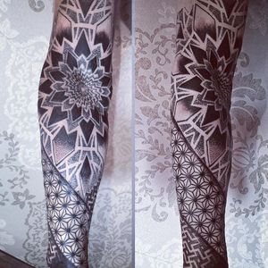 Dotwork geometric tattoo by Glenn Cuzen #GlennCuzen #geometric #sleeve #dotwork (Photo from Glenn's Instagram)