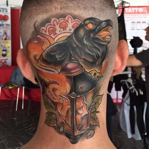 Tatuaje de un cuervo con linterna por Oash Rodriguez