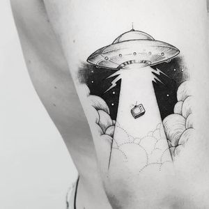 #LeoMarsiglia #brasil #brazil #brazilianartist #tatuadoresdobrasil #blackwork #fineline #pontilhismo #dotwork ##ovni #et #alien #discovoador #spaceship #tv #television #televisao #nuvem #cloud #ceu #sky #abdução #abduction