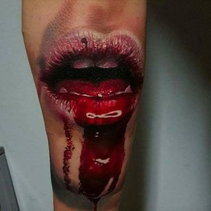 Tatuaje de labios ensangrentados por Alexander Yanitskiy #alexanderyanitskiy #retrato #realismo #realista #sangre #israel #labios