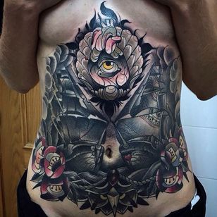 Tatuaje de un barco en el estómago por Oash Rodriguez
