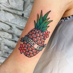 Tatuaje tradicional de piña y pancarta de Randy Conner.  #tradicional #RandyConner #fruta # piña #banner