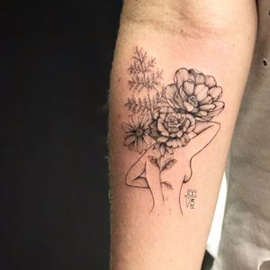 Por Vic Nascimento #VicNascimento #brasil #brazil #TatuadorasDoBrasil #brazilianartist #fineline #botanica #botanical #woman #mulher #flor #flower #blackwork #pontilhismo #dotwork #delicate #delicada