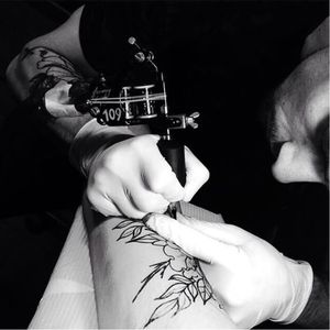 Tattoo artist Tommy Lee #tattooartist #tommylee #illustrative #flower #flowertattoo #floral
