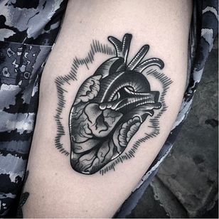 Tatuaje de corazón anatómico de Saschi McCormack #traditional #anatomical heart #heart #SaschiMcCormack #blackwhite