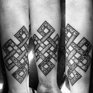 An endless knot with Polynesian patterns inside of it by Joel Jalayahay (IG—jalayahay.ink). #blackwork #endlessknot #JoelJalayahay #ornamental #Polynesian #sacredgeometry