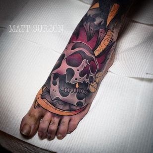 Tatuaje de calavera neo tradicional por Matt Curzon #skull #skulltattoo #neotraditionalskull #neotraditionalskulltattoos #neotraditional #neotraditionaltattoo #neotraditionaltattoos #MattCurzon