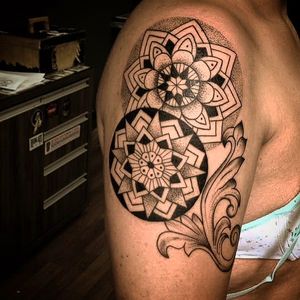 Mandalinhas por Anna Luiza Schramm! #AnnaLuizaSchramm #TatuadorasBrasileiras #TatuadorasdoBrasil #TattooBr #TattoodoBr #mandala #mandalas #pontilhismo #dotwork #ornamental