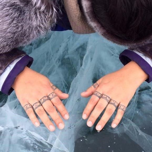 Intricate bands around Johnston’s fingers. #knuckletattoo #Inuittattoos #traditional #tribal