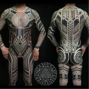 Blackwork bodysuit by Samuel Christensen #samuelchristensen #blackwork #geometric #southpacific #maori #polynesian #samoan #tribal #dotwork #opticalillusion