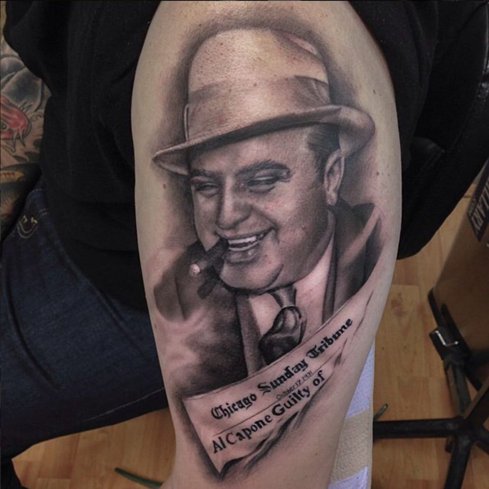 Un retrato de Al Capone por Ryan Mullins (IG — ryanmullinsart).  #AlCapone #gris negro #retrato #realismo #RyanMullins