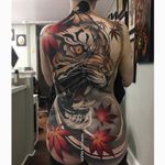 A mind-blowing Japanese-inspired back-piece of a tiger by Justin Hartman (IG—justinhartmanart). #JustinHartman #largescale #mapleleaves #neotradtional #tiger