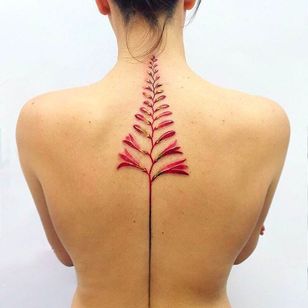 Cool Botanical Spine Tattoo por Pis Saro @Pissaro_tattoo #PisSaro #PisSaroTattoo #Nature #Watercolor #Naturtattoo #Watercolortattoo #Botanical #Botanicaltattoo #Crimea #Russia