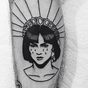 Tatuaje de belleza llorando por Lydia Marier #LydiaMarier #minimalista #blackwork #tradicional #llorando