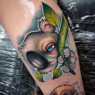 Lindo pequeño tatuaje de koala hecho por Josh Herman.  #JoshHerman #MAYDAYtattoo #NewSchool #ColoredTattoo #koala