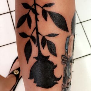 #flowertattoo #blacktattoos #legtattoo 