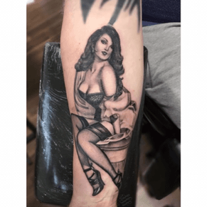 A Gil Elvgren hybrid by Lewis for Scott. He brought in a "modernised" adaption of a Gil Elvgren pinup as reference and we changed it up a bit. #lewishazlewood #lewishazlewoodtattoo #staganddaggertattoo #somerset #uk #blackandgrey #blackandgreytattoo #blackandgray #blackandgraytattoo #bng #bngtattoo #gilelvgren #gilelvgrenpinup #pinup #pinuptattoo 