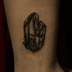 #tattoo #maryjobodyart #gloriousofpain #mineral #rock #crystal #gemstone #carbon #stone #gems #brasil #rj #sg
