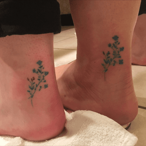 Matching mother/daughter tattoos #mother #daughter #flowers #ankletattoo #ankle #outerankle