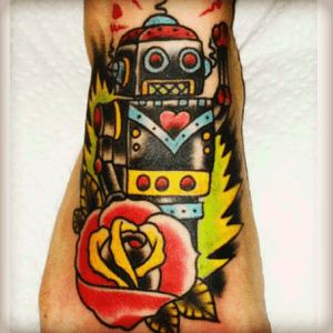 @megan_massacre two little robots for my two little boys is my #megandreamtattoo 😍🤖