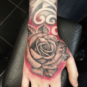 Rose hand tattoo courtsey of @tomclewes @lewispointtattoo #handtatoo #rose #red #blacandgreyart 