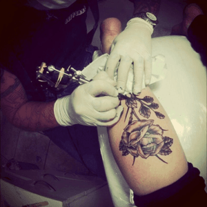 Tatuando rosa #rose #tattoo #rosa #tatuagem #jeffinhotattow 