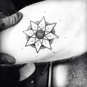 Little mandala in dotwork for my friend #tattoo #tattoospprentice #mandala #dots #dotwork #lyon #mandalatattoo 
