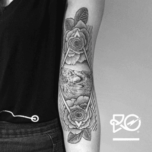 By RO. Robert Pavez • Geometric wolves & roses • #engraving #dotwork #etching #dot #linework #geometric #ro #blackwork #blackworktattoo #blackandgrey #black #tattoo #wolves 