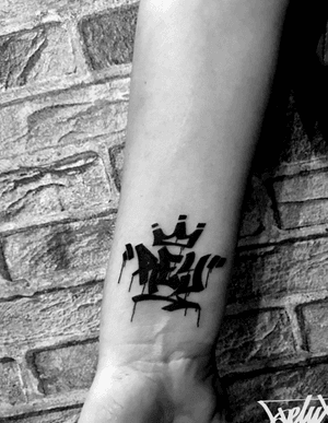 REY #tattoo #tattoos #ink #inked #lettering #letteringtattoo #letra #letras #scripttattoo #letteringinsoul #scriptkillas #thelettermonsters #letteringcartel #alessandrodeluxtattoo #deluxtattoo #tattooroma #dlxt #mrjacktattoofamily #graffiti #graffititattoo #bombing #inkedgirls 