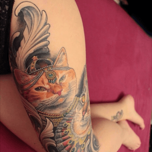 kings&queens cat leg sleeve by Julian Siebert @ Corpsepainter Tattoo Munich, Germany #7hours #juliansiebert #corpsepainter #corpsepaintertattoo #cat #crown 