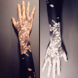 By #guanxiaopeng ! Wish #megan_massacre can do this kind of piece 😍 #megandreamtattoo #love #forearm #handtattoo #shades #black #flowers