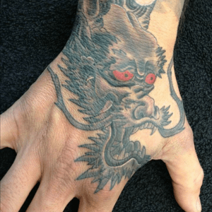 Japanese dragon hand tattoo #jap #japdragon #japdragontattoo #handtattoo #blackandgrey 