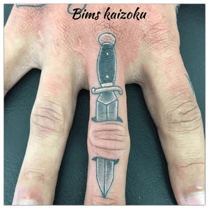 #bims #bimskaizoku #bimstattoo #crandarret #couteaux #knife #fingertattoo #paris #paname #tatouage #ink #inked #blackandgrey #paristattoo #tattoo #tattoos #tattoostyle #tatto #tattoed #tattoolove #tattooer #tattooworkers #tattooist #tattooart #tattooed #tattooartist #tattooedmen #tattooflash #fuckyou