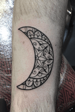 #moon #moontattoo #mendhi #henna #mandala #ornamental #tattoos #ink #yamatattoostudio #akuma #blackwork #roma 