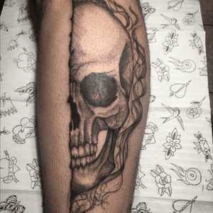 💀🖤💀#caveira #skull #caveiratattoo #skulltattoo #blackwork #hachura #TatuadorasDoBrasil #tattoodo #dreamtattoo #legtattoo #brazil #tattoodobrazil 