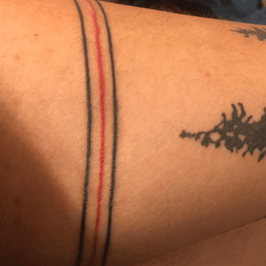 3 Bars. All 3 of me and my siblings got this. We got the colored bar where we were born (Me, middle child so 2nd bar is red) and the other two bars (Top for older bro and bottom for younger sister) black. #BarTattoo #Tattoo #Bands #BandTattoo #BlackBands #ColoredBands 