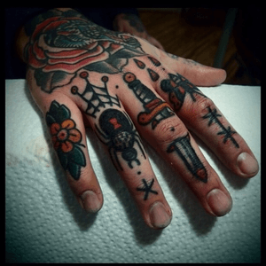 Artist #BastienJean #traditional @bastienjean #tattoos #tattoo #handtattoo #fingertattoos 