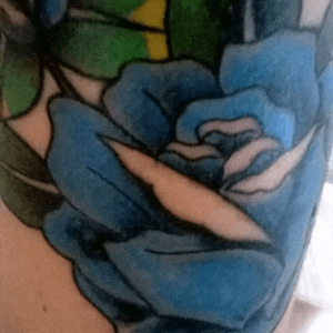 Detail of a blue rose made by @pablostattoo