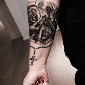 #arm #roses #3D #rosary #cross #hearts #blackandgray #love #tattoo 